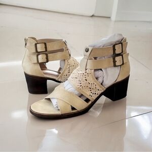 NIB AVENUE CLOUDWALKERS Abby Beige Block Heel Sandals Crochet Ankle Straps Shoes